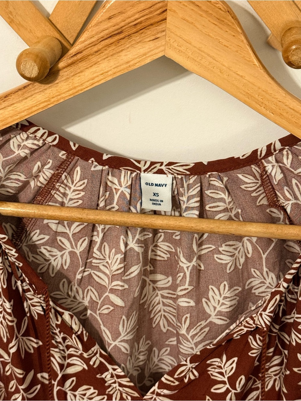 Old Navy Women’s Rust Floral V-Neck Peasant Blouse - Picture 2 of 3